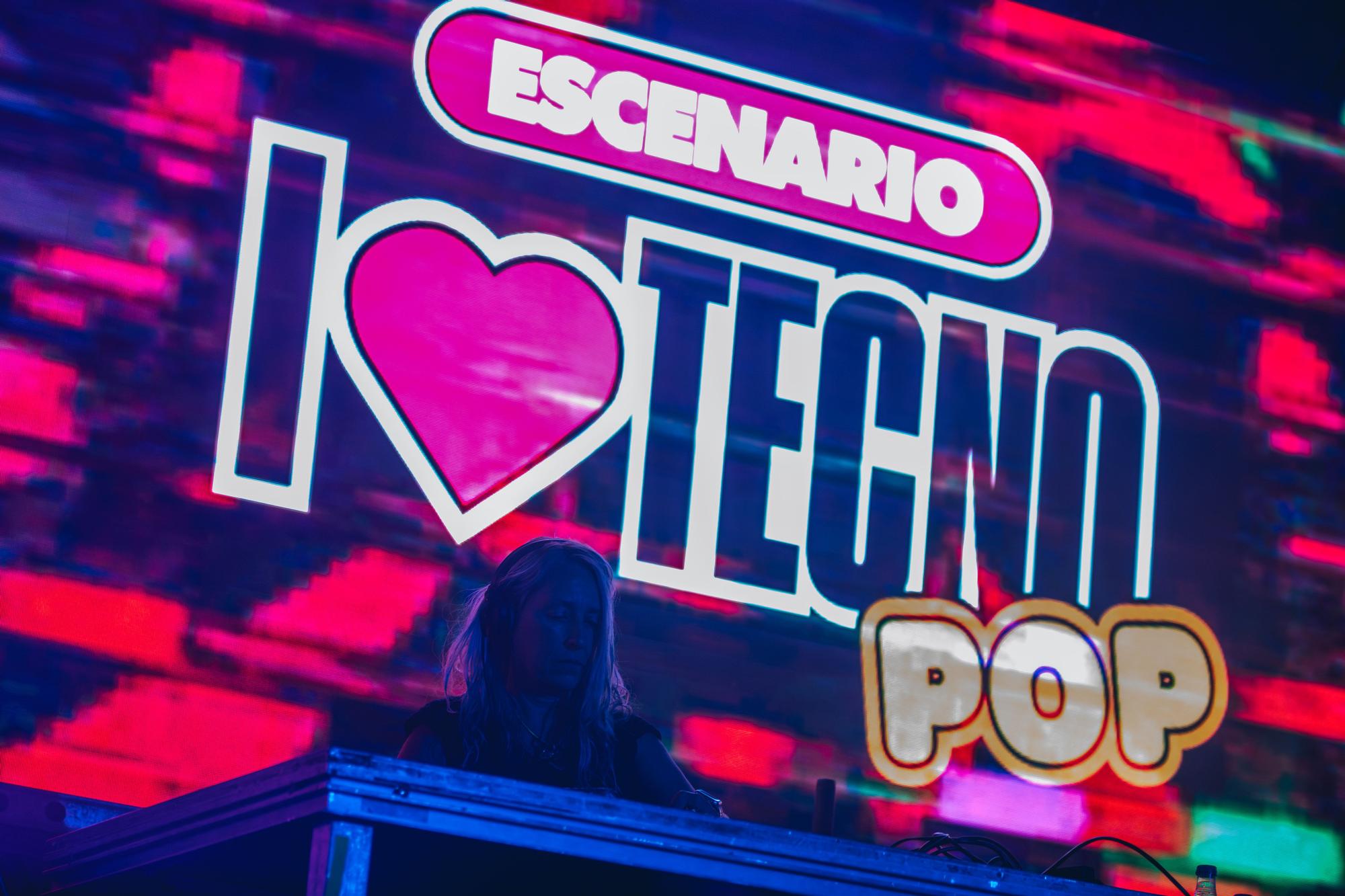 Rosy, residente del club madrileño Specka, pinchando en el escenario I Love Tecno Pop de Love The 90's