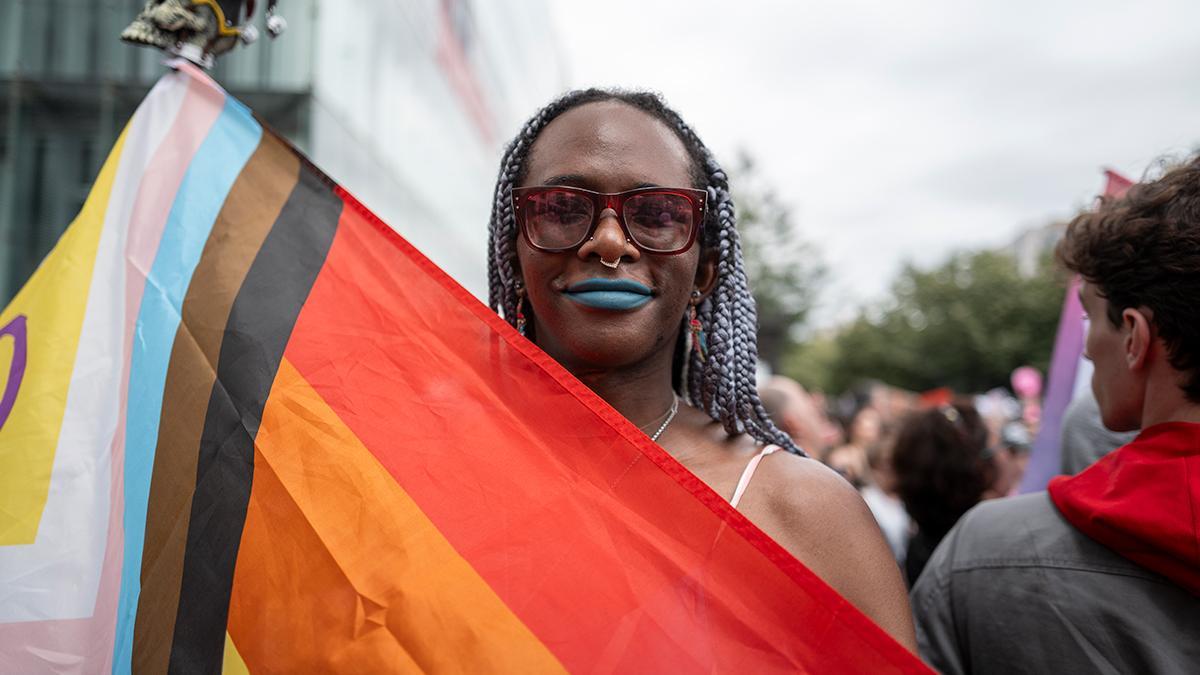 Sasha, una mujer trans que trabaja como gestora de proyectos tecnológicos, durante la marcha del Orgullo LGTBI en París.