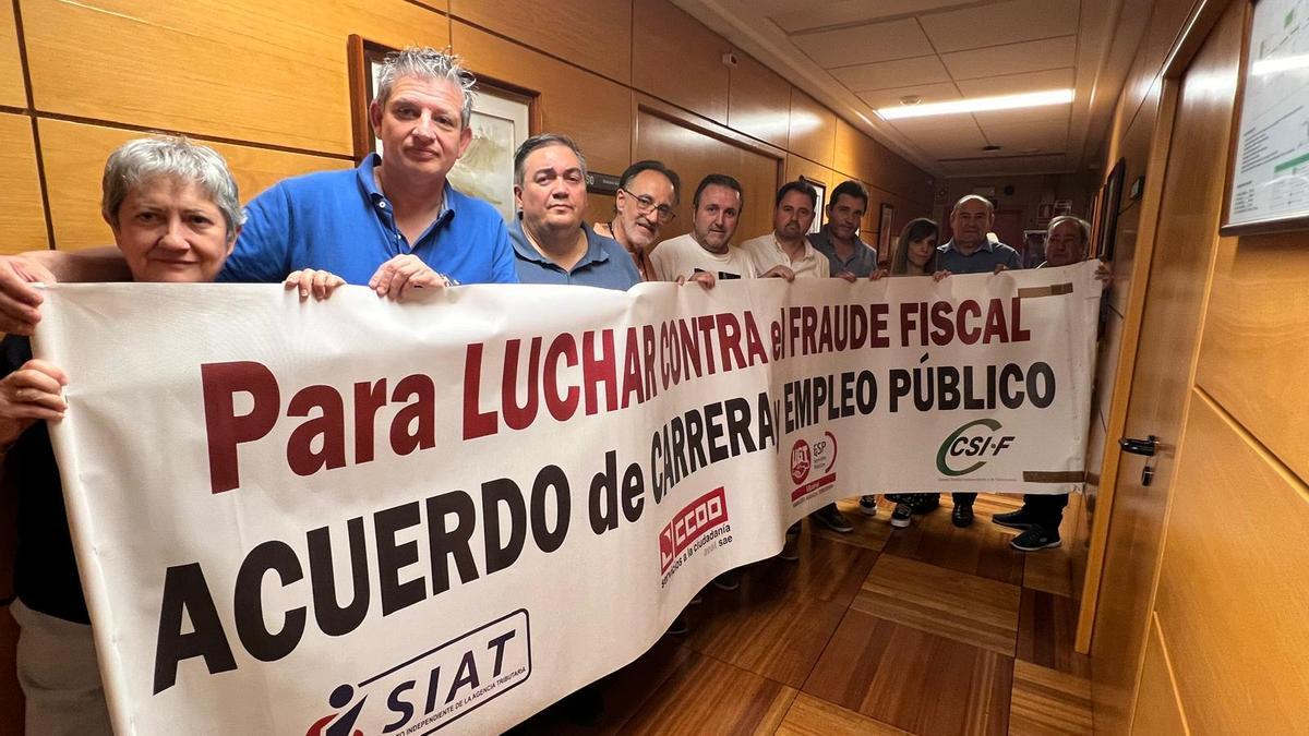 Los delegados sindicales de la Agencia Tributaria mantienen la protesta en el despacho de la directora general, Soledad Fernández, toda la noche de este miércoles 5 de junio al 6 de junio.