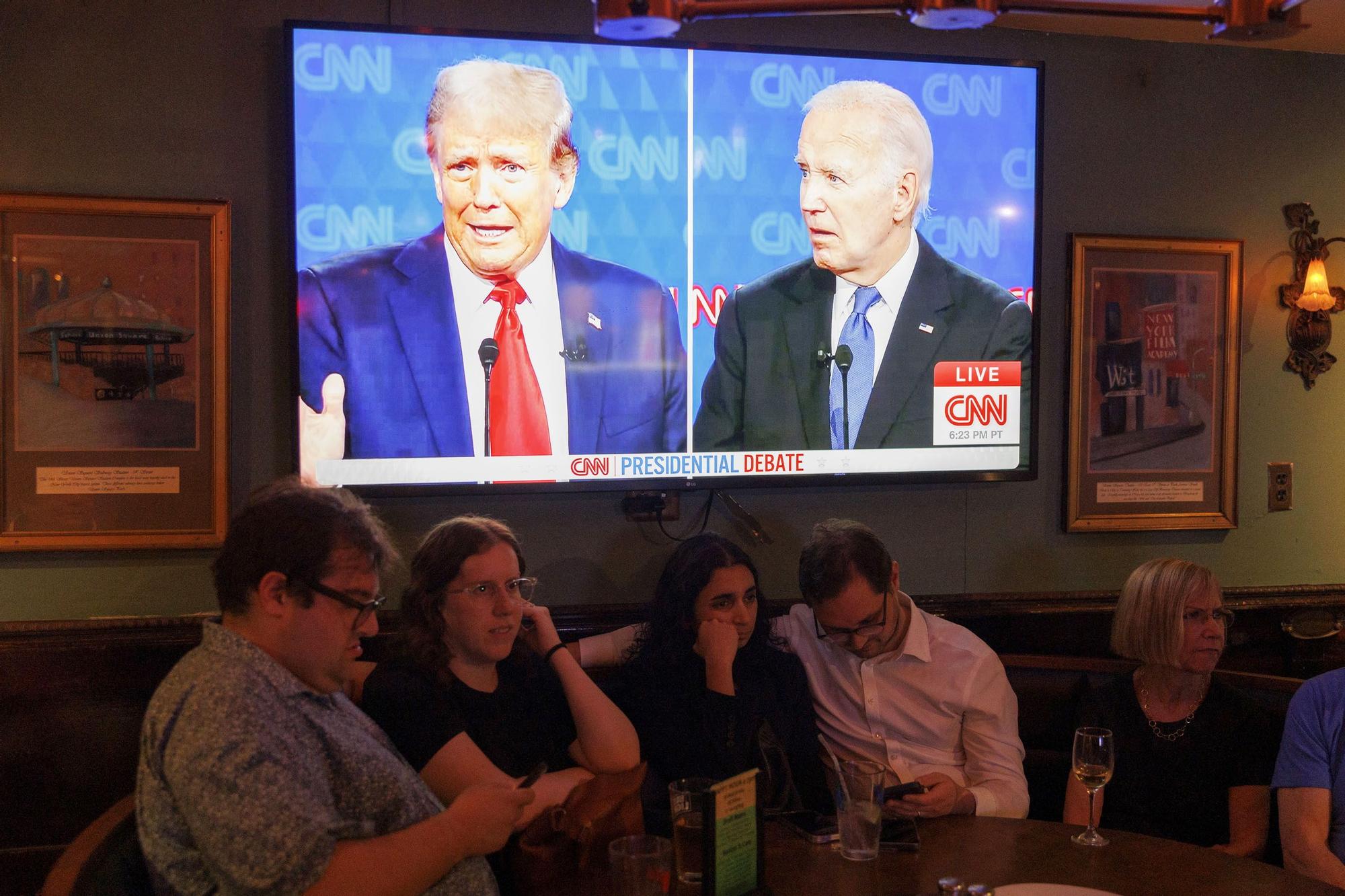 Partidarios de los demócratas siguen el debate en un bar de Nueva York.