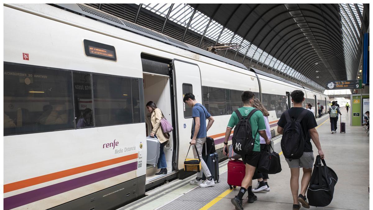 Verano Joven 2024: cómo y dónde solicitar los descuentos para viajar en tren y bus si tienes menos de 30 años