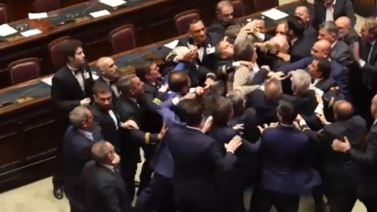 Un diputado de la Liga de Salvini golpea a puñetazos a otro del M5S en el Parlamento de Italia