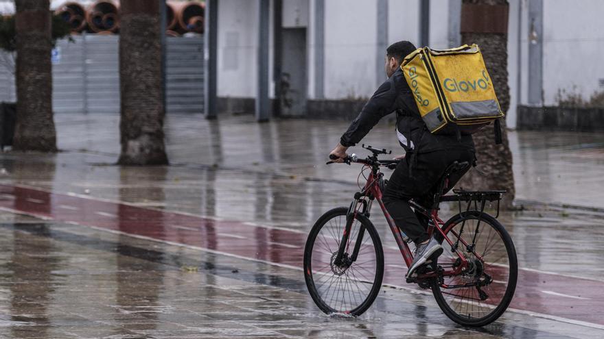 Un trabajador de Glovo durante una tormenta en Canarias