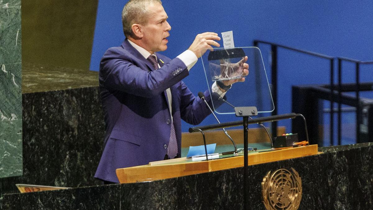 El embajador permanente de Israel ante las Naciones Unidas, Gilad Erdan, destruye la carta fundacional de esta organización en una trituradora de papel, este viernes en la Asamblea General de la ONU realizada en Nueva York. EFE/Sarah Yenesel