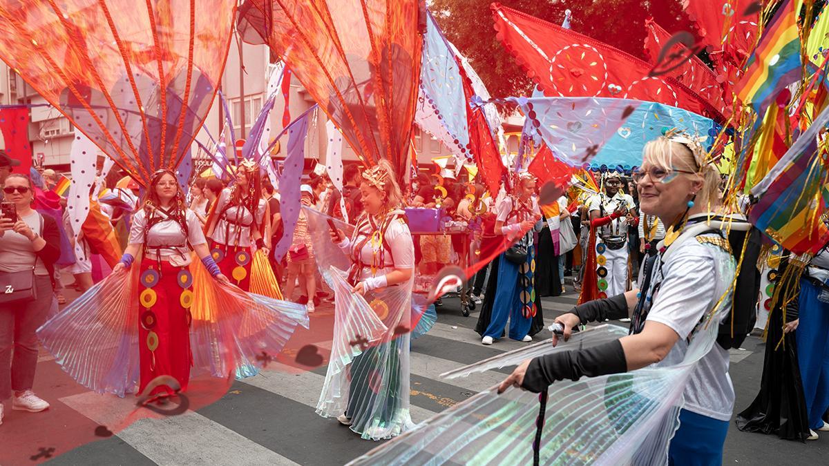 Varias personas disfrazadas animan la marcha del Orgullo de París.