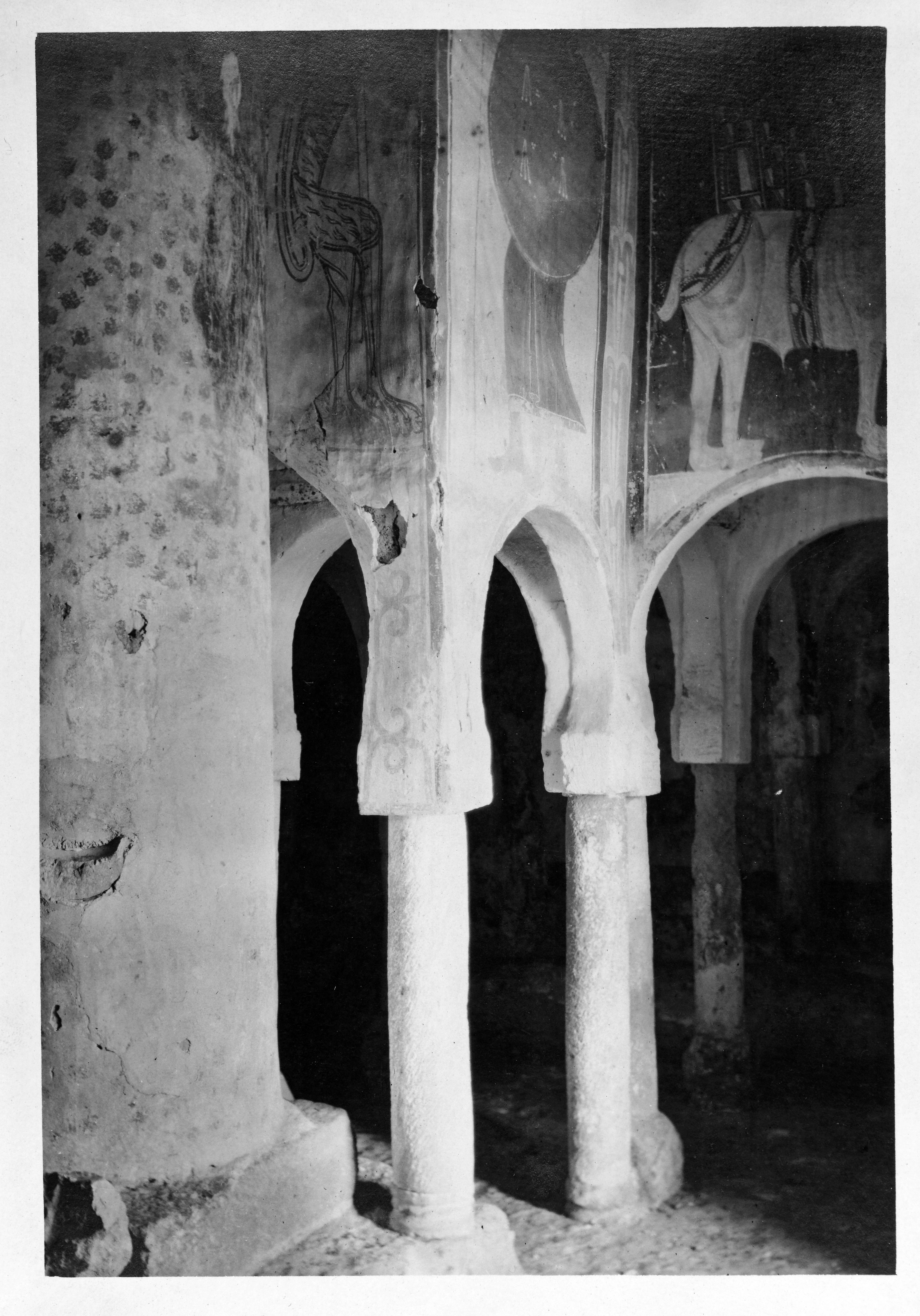 Interior de la ermita de San Baudelio, donde se aprecian algunas de las pinturas originales, en una fotografía de Arthur Byne