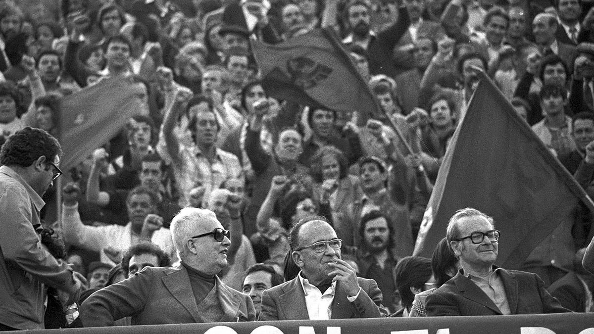 El Padre Llanos junto a Carrillo en el mitin del PCE