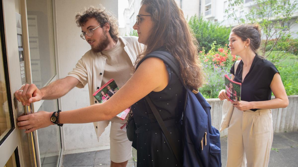 A la derecha, Aitana Pérez junto a Cécile Soubelet y Marco, militante del Partido Socialista, haciendo campaña puerta a puerta.