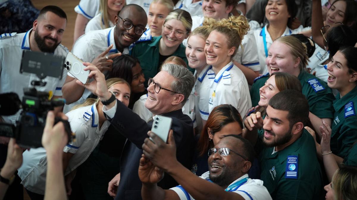 Keir Starmer se hace una foto con un grupo de estudiantes durante un acto de campaña en Worcester, el 29 de mayo.