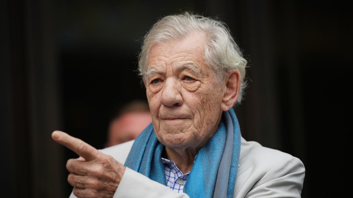 El actor Ian McKellen, de 85 años, se recupera tras una caída del escenario