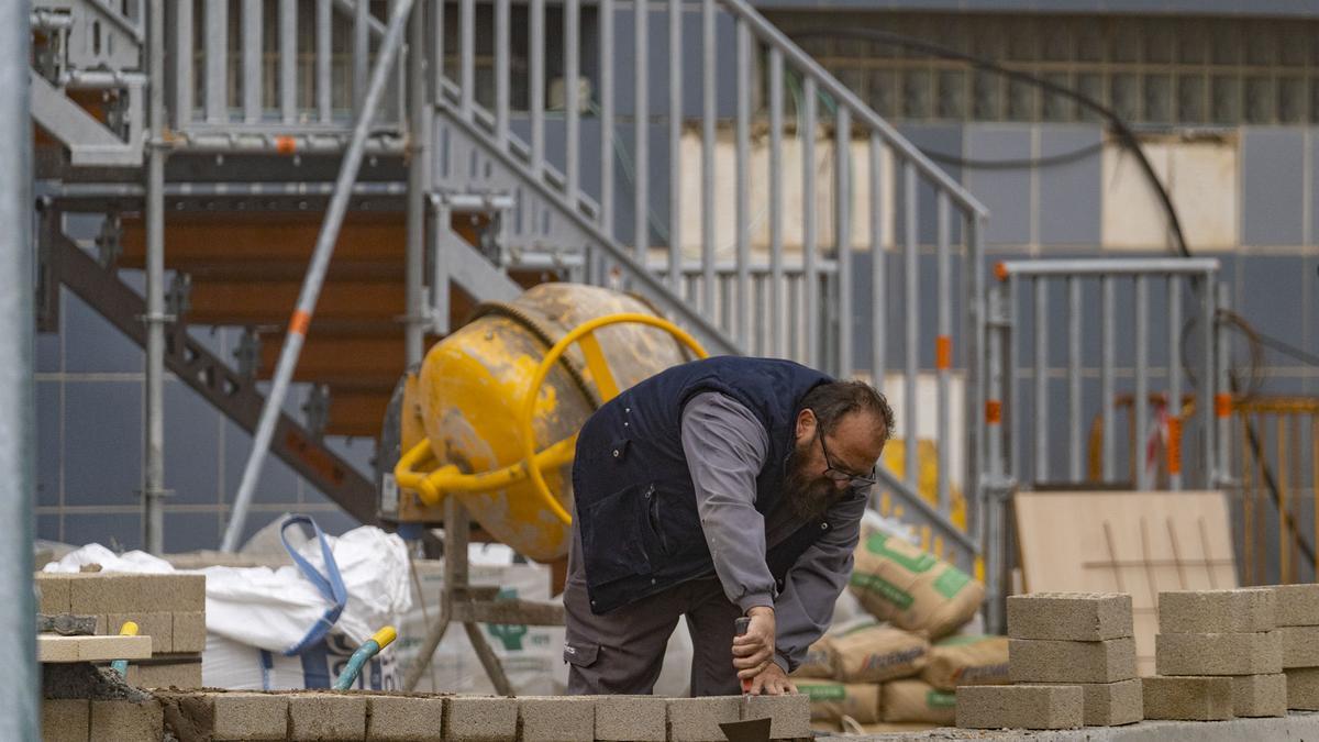 Trabajo acelera la negociación para reducir la jornada laboral y advierte que no será a cambio de horas extra