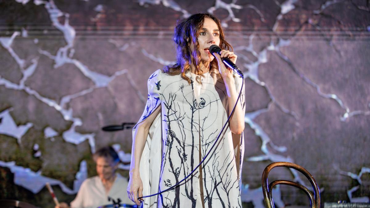 PJ Harvey, la artista que pocas veces trae su amor a Madrid, embruja el Botánico