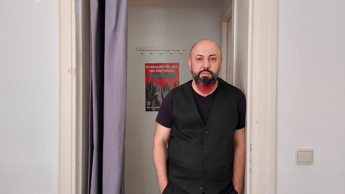 Ferat Koçak, en el interior de la sede de Die Linke, en Neukölln, Berlín.