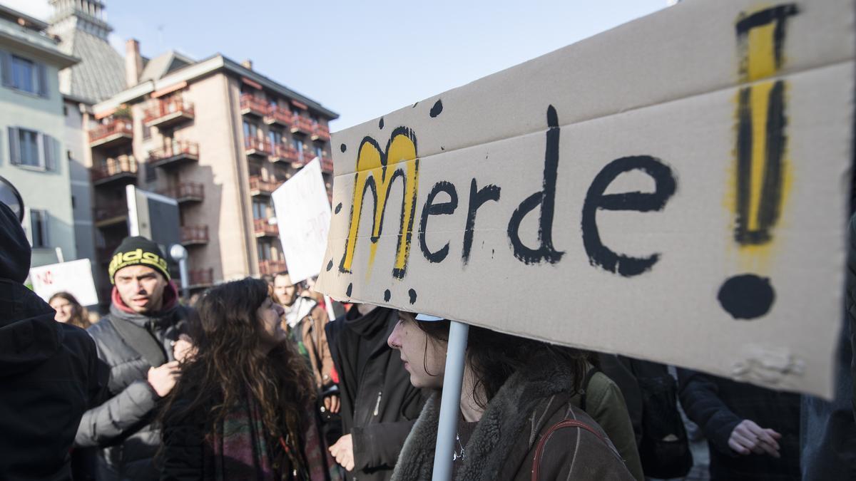 La palabra 'merde' en una pancarta contra la apertura de un McDonald en Turín