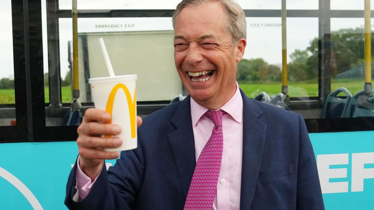 Nigel Farage este martes en Jaywick, Inglaterra, con un batido parecido al que le había arrojado una mujer unas horas antes.