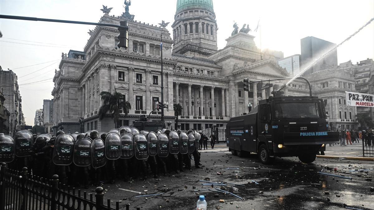 Más de una decena de manifestantes pasaron seis días en la cárcel por protestar contra Milei