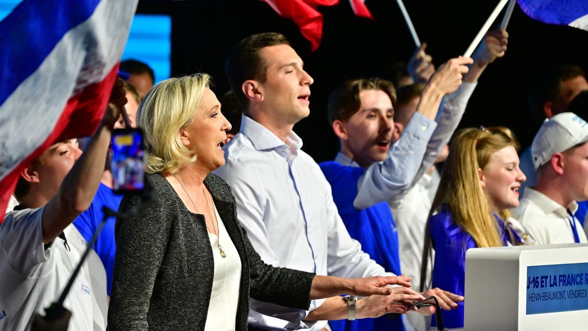 Marine Le Pen y Jordan Bardella, en un acto electoral en Henin-Beaumont, norte de Francia, el 24 de mayo de 2024.