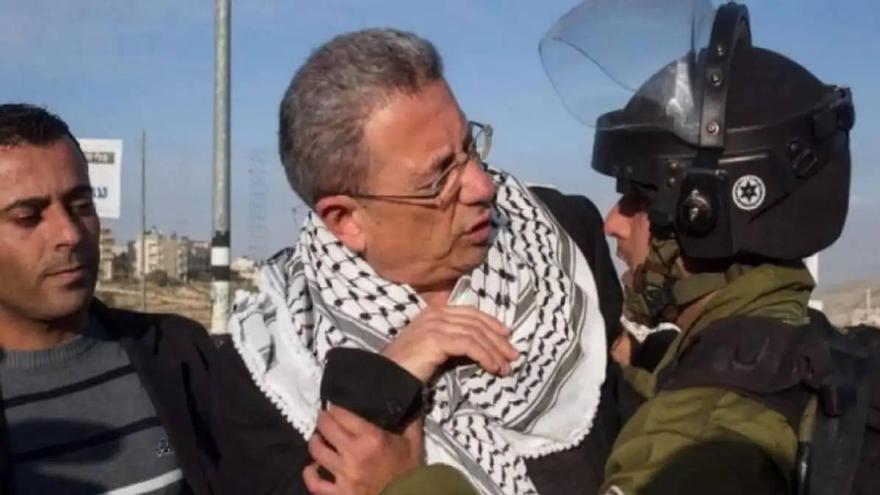 Barghouti, interceptado por soldados israelíes en 2017, cuando sufrió una herida en la cabeza por disparos israelíes con pelotas de goma