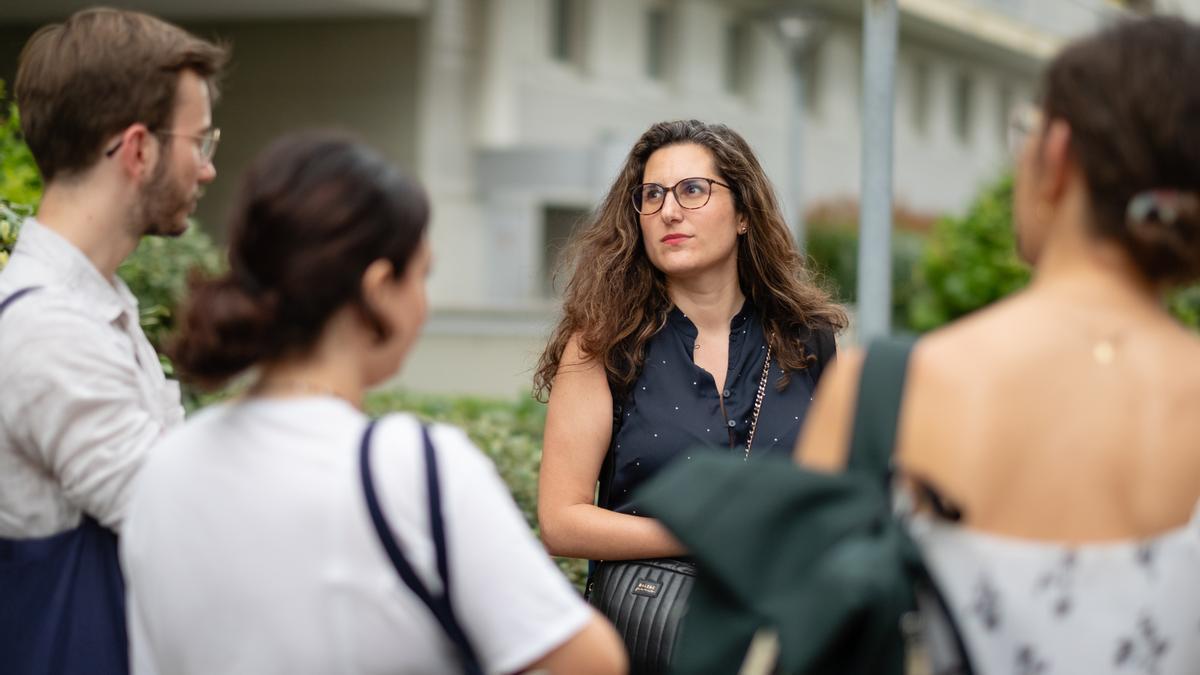 Cécile Soubelet, candidata del Nuevo Frente Popular en las elecciones legislativas, junto a alguno de los voluntarios.