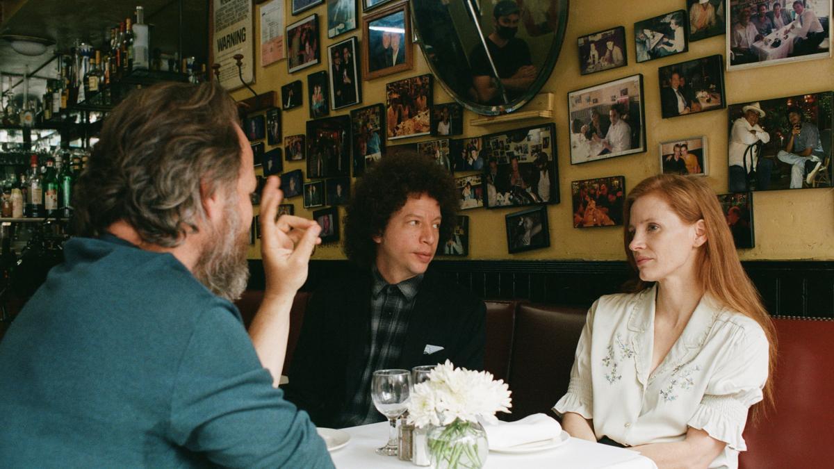 Michel Franco junto a Jessica Chastain y Peter Sarsgaard en el rodaje de 'Memory'