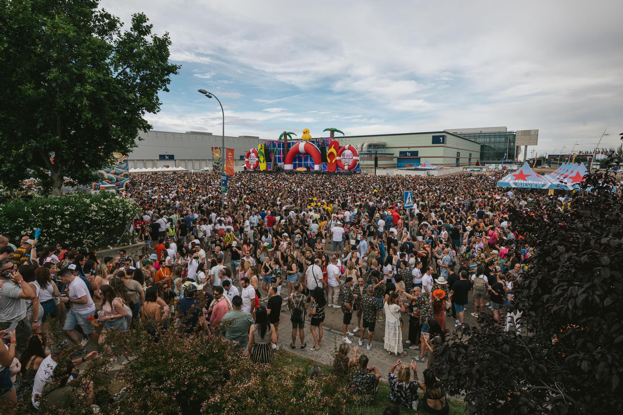 Recinto del festival Love the 90's en Ifema con el escenario Playa de fondo