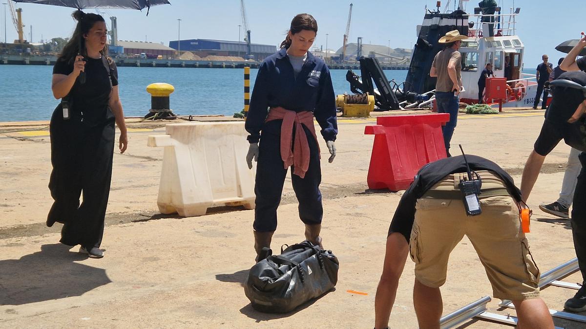 La actriz y protagonista de la película Bárbara Lennie en un momento del rodaje de 'Los Tigres', del director de cine Alberto Rodríguez, este miércoles en el Muelle Saltés, en la ría de Huelva. EFE/Laura Ramírez