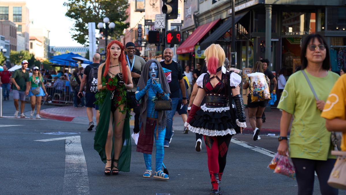 Personas vestidas con cosplay caminan por la calle durante Comic-Con en San Diego, California, EE.UU., 21 de julio de 2023. EFE/EPA/CENA DE ALLISON