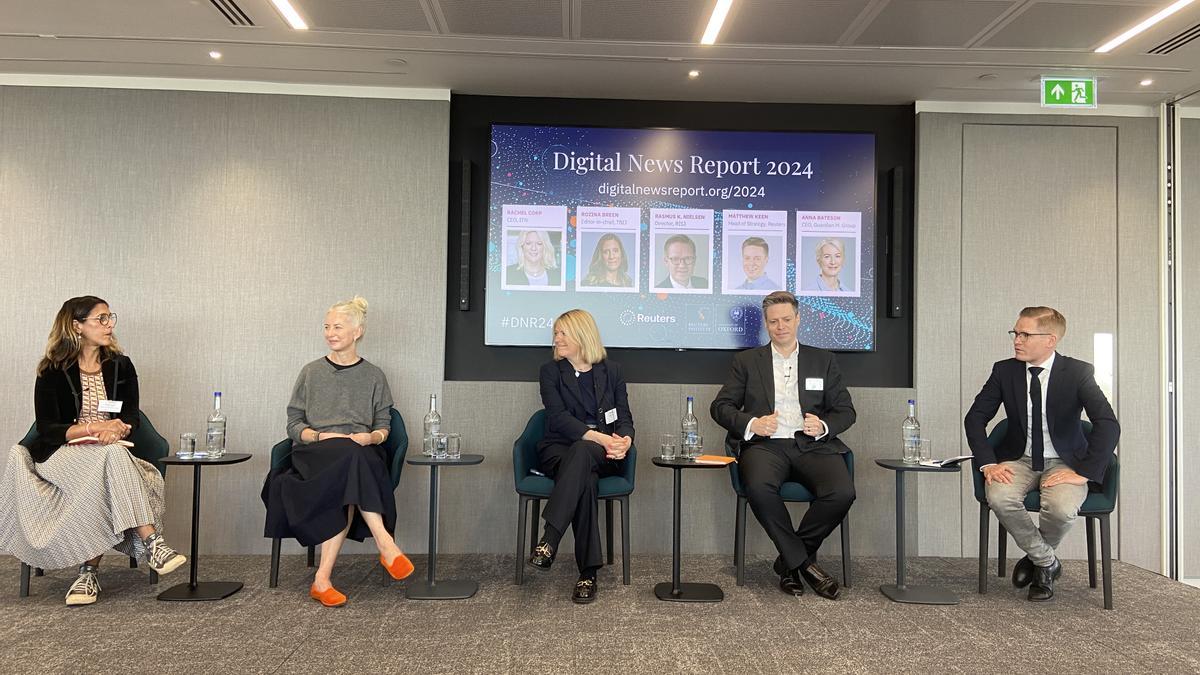 Rozina Breen, Anna Bateson, Rachel Corp, Matthew Keen y Rasmus Nielsen durante la presentación del informe del Instituto Reuters este lunes, en Londres.