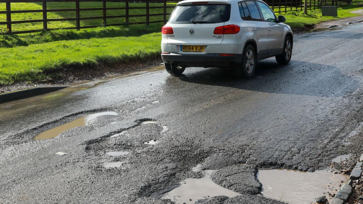 Baches en una calle Slough, Inglaterra, en abril de 2023.