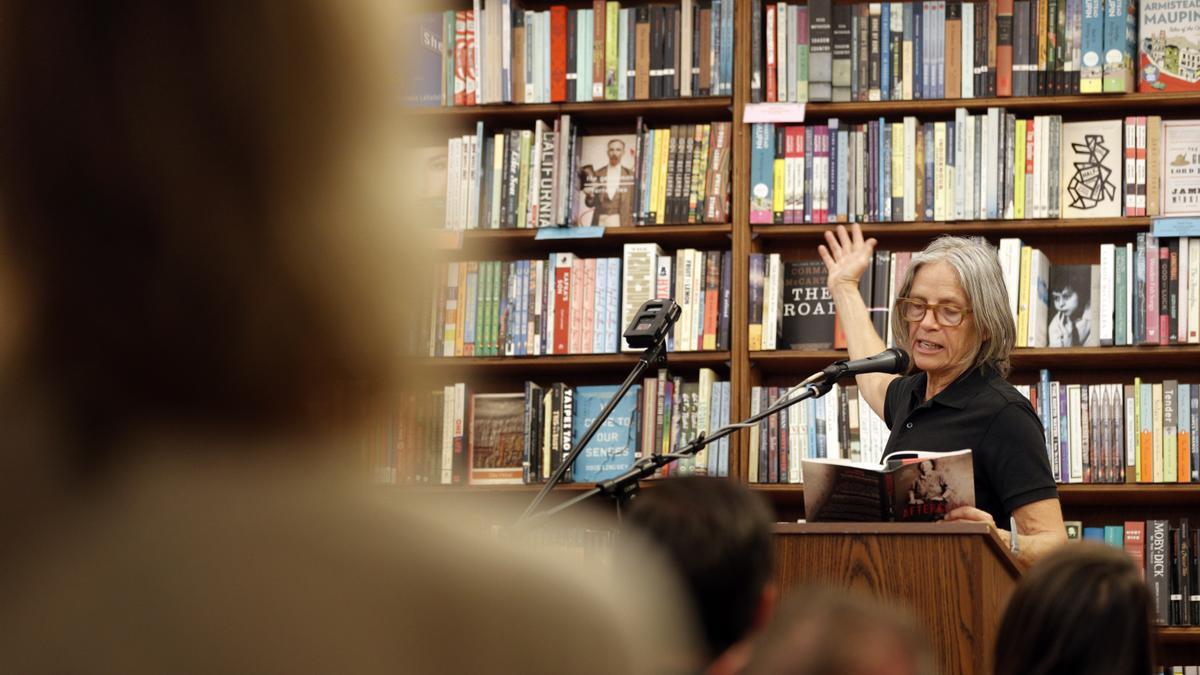 Eileen Myles lee un fragmento de uno de sus libros en una librería de San Francisco en 2017