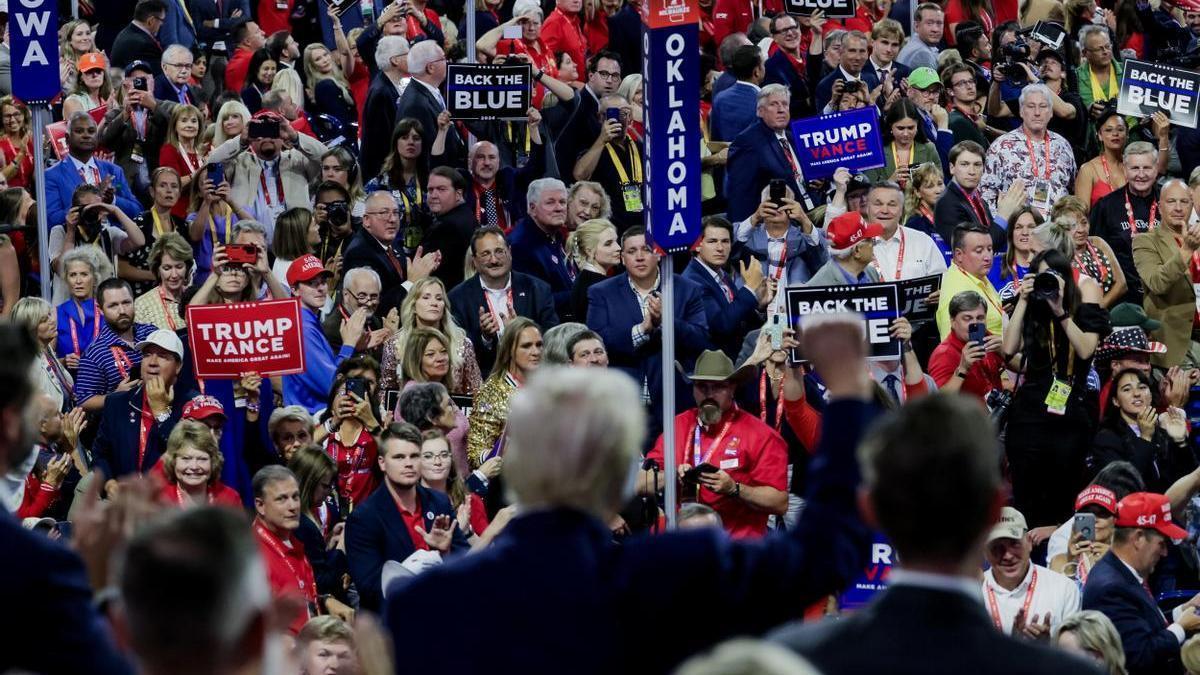 Donald Trump saluda a los asistentes a la convención del Partido Republicano en Milwaukee.