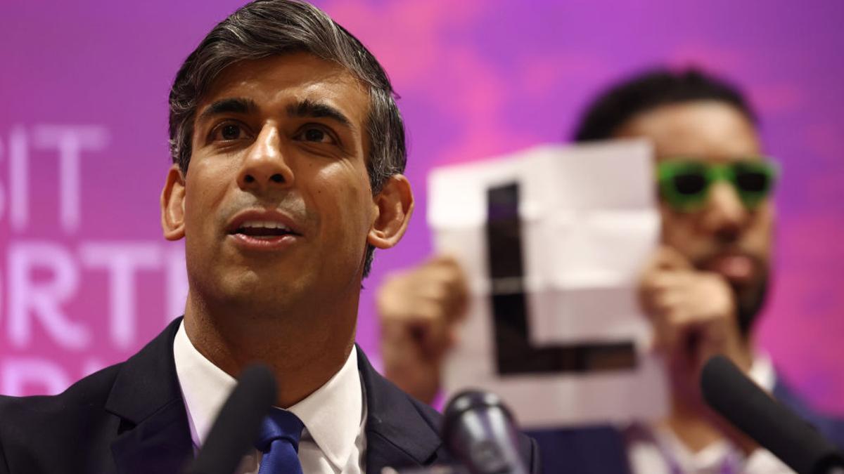 El todavía primer ministro, Rishi Sunak, en su discurso tras la derrota en las elecciones generales en Northallerton, Inglaterra, junto a otro candidato a su escaño este viernes.