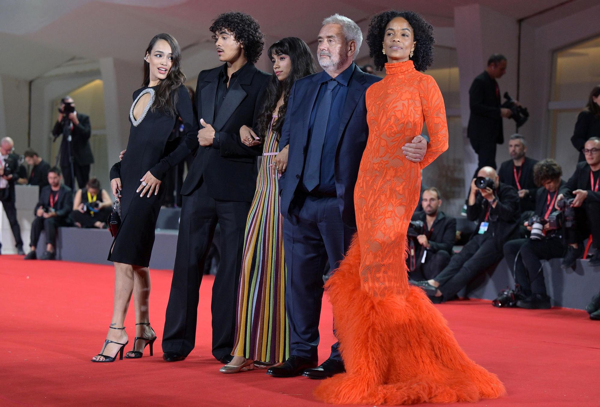 Luc Besson (segundo por la derecha) junto a su familia en la premiere de 'Dogman' en Venecia, en agosto de 2023