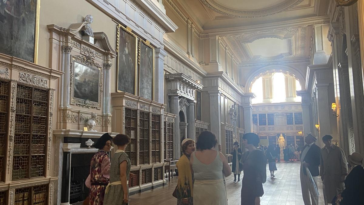 Un grupo de mujeres, vestidas al estilo años 20, de visita en el Palacio de Blenheim este julio.