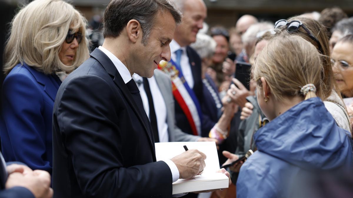 Macron pide una gran coalición y Mélenchon reprocha que no les haya llamado para formar gobierno en Francia