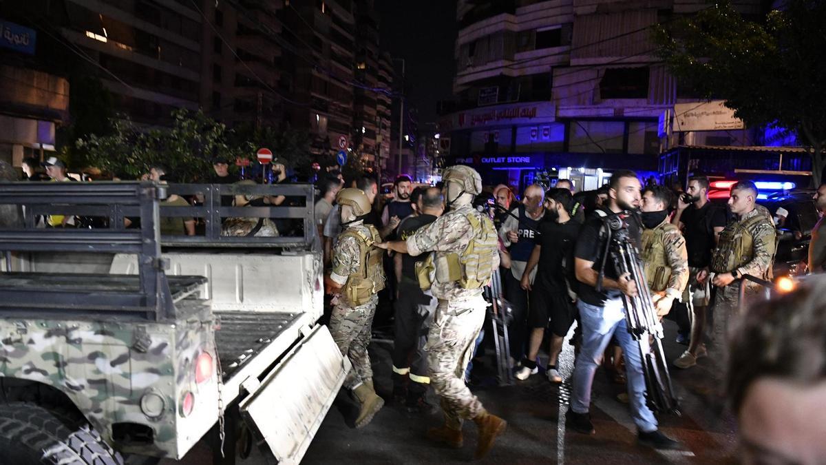 Soldados cerca del lugar del bombardeo, en Beirut, este martes.