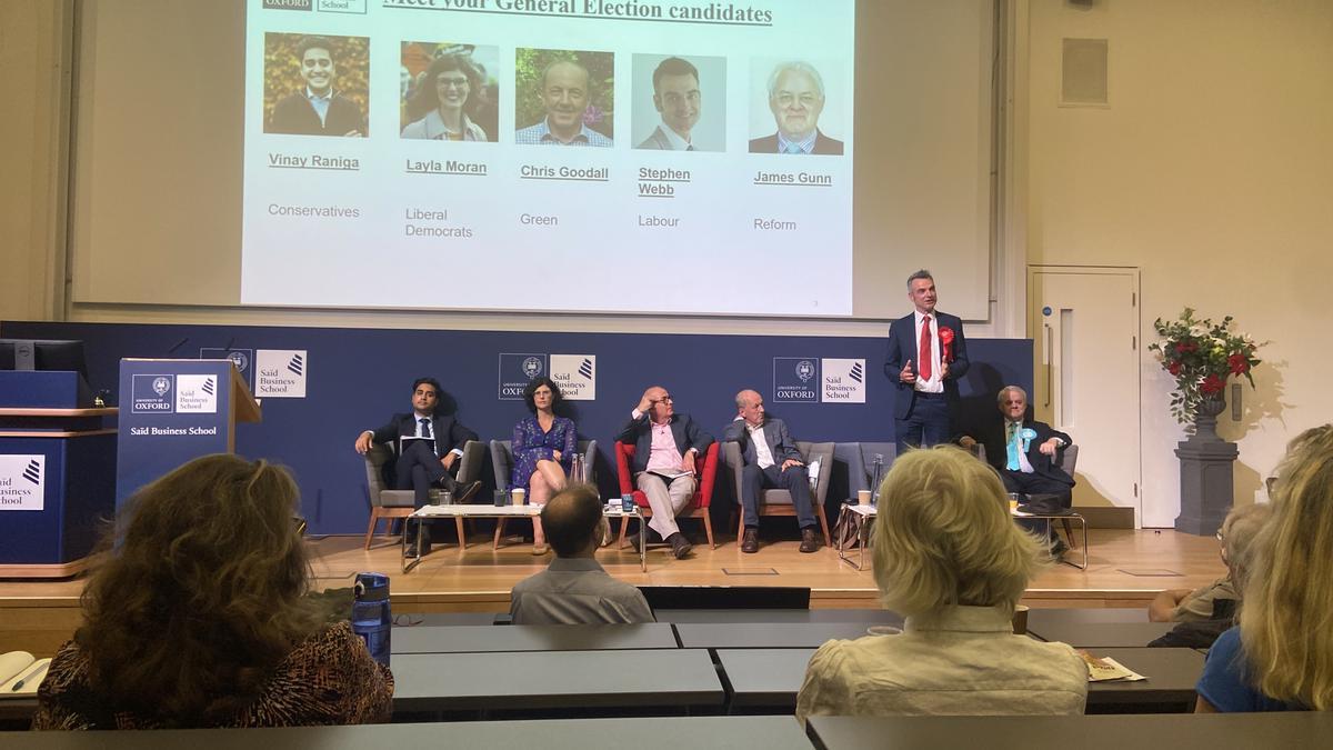 Candidatos al escaño del Parlamento en Oxford en una sesión con votantes en un auditorio de la Universidad de Oxford el 24 de junio.