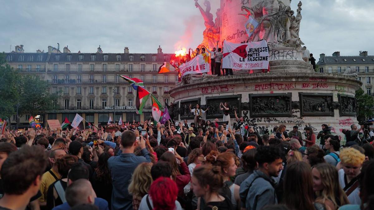 Miles de personas se manifiestan en la Plaza de la República de París tras la victoria de Le Pen: 