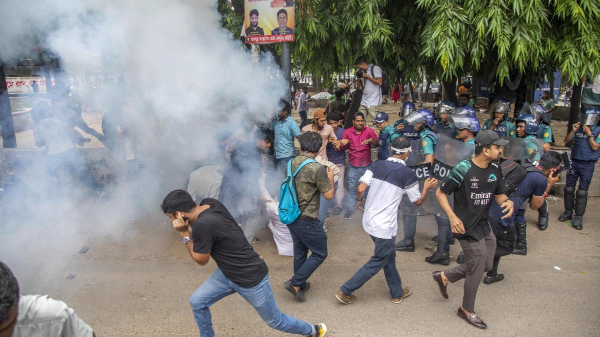 Carga policial en el campus de la Universidad de Daca, Bangladesh, el 17 de julio de 2024. EFE/EPA/MONIRUL ALAM