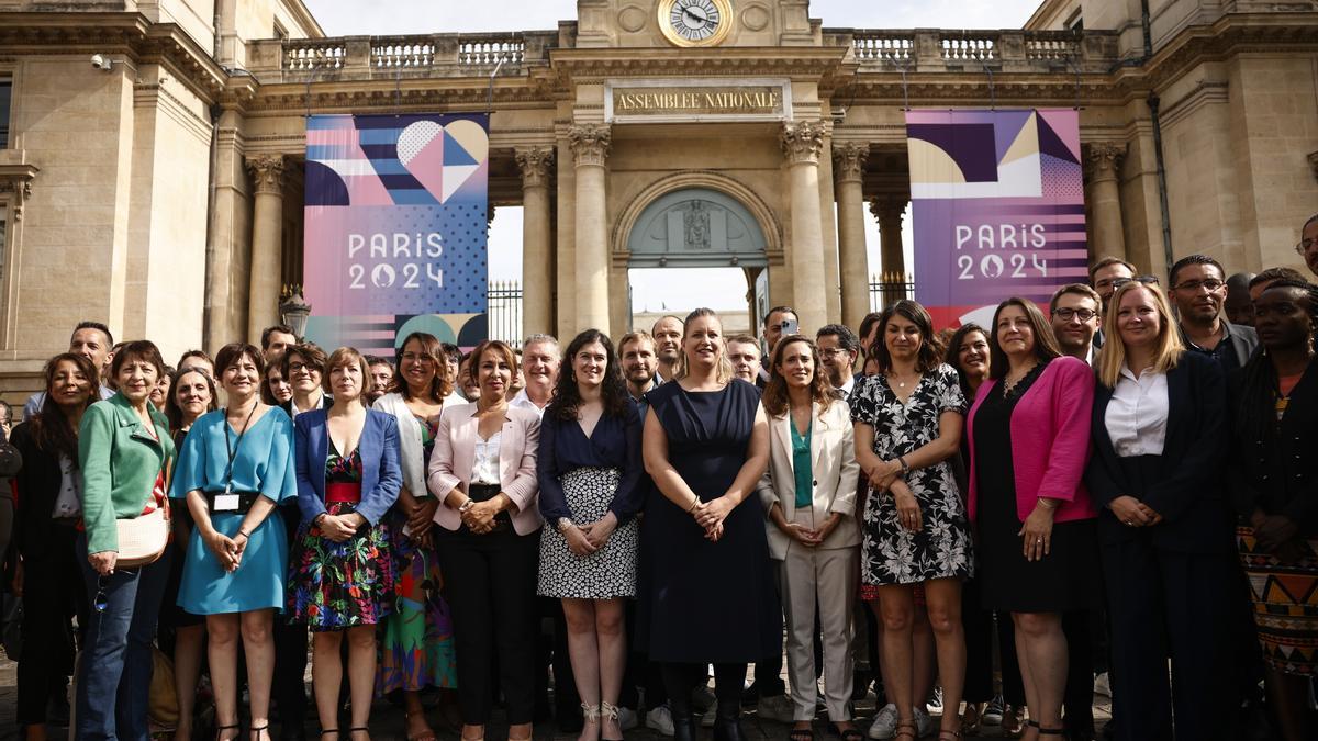 Se busca primer ministro en Francia: la izquierda negocia un nombre mientras la derecha explora una alianza con el centro