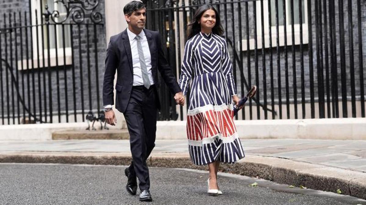 El primer ministro saliente, Rishi Sunak, y su esposa, Akshata Murty, marchándose de Downing Street este viernes, en Londres.