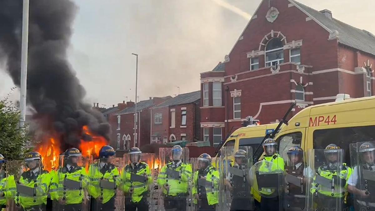 Heridos 39 policías británicos en los altercados con la extrema derecha por la muerte de tres menores acuchilladas