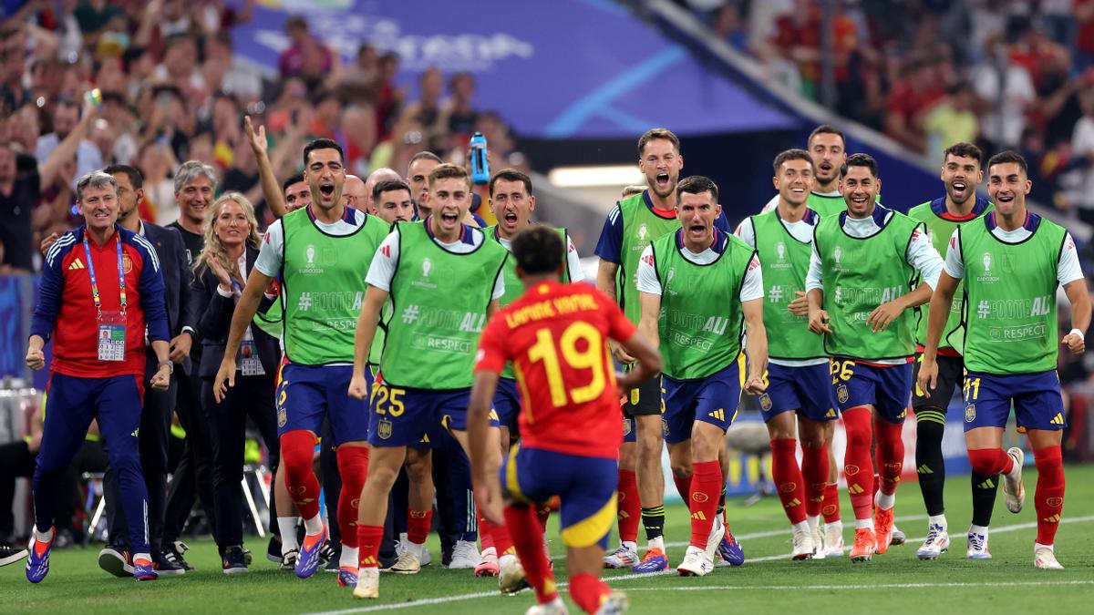 Lamine Yamal celebra el gol ante Francia ante la euforia del resto de selección