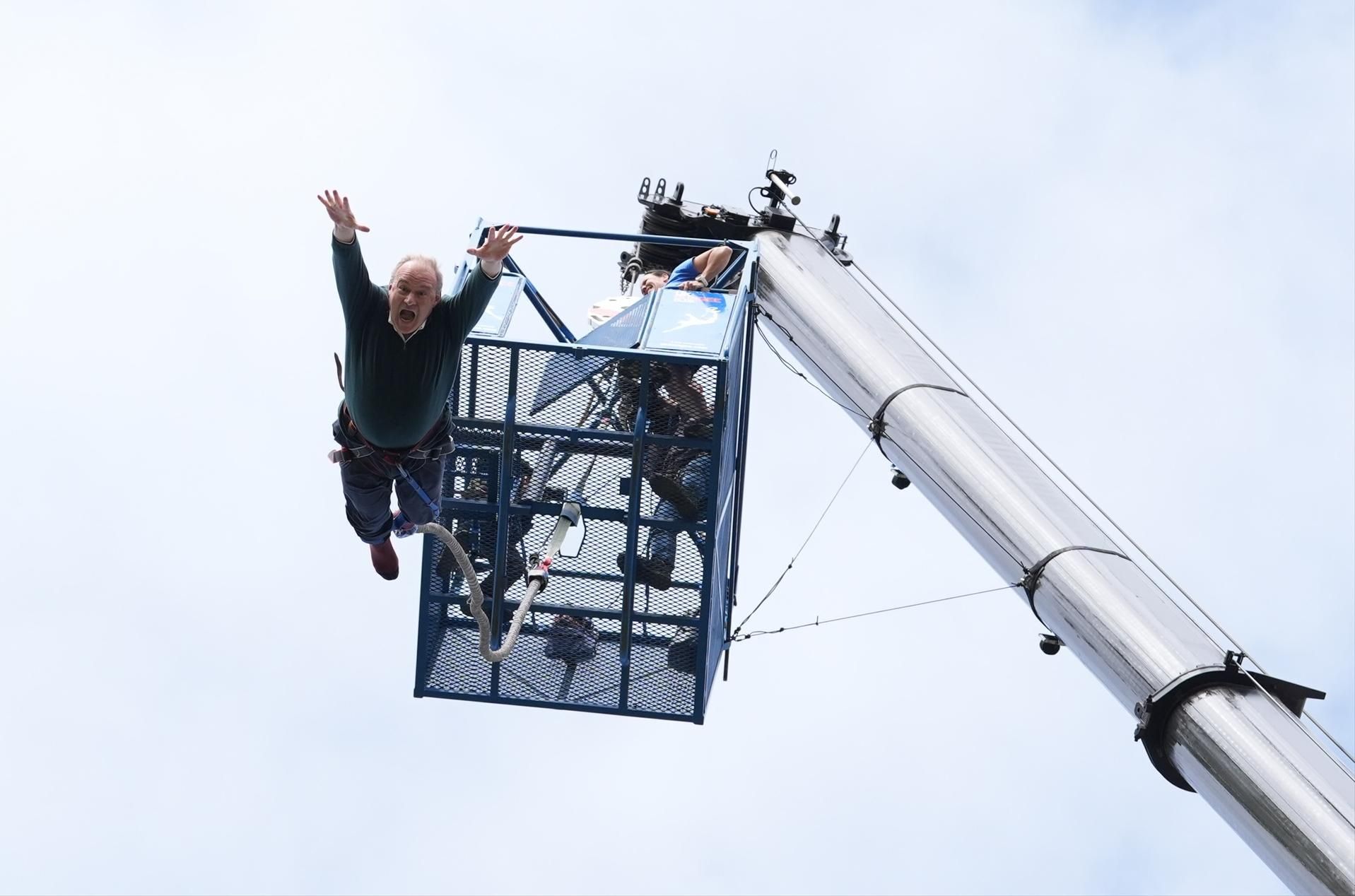 El líder liberaldemócrata, Ed Davey, pidiendo el voto por su partido mientras hace 'puenting' en Eastbourne, Inglaterra, este lunes.