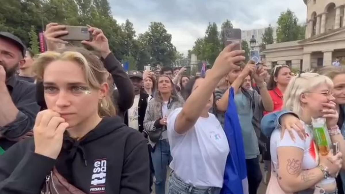 VÍDEO | El momento en el que los seguidores del Frente Popular conocen que las encuestas les dan la victoria en Francia