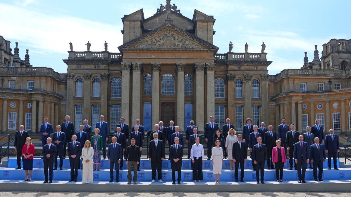 Líderes de la UE y otros gobiernos europeos posan delante del Palacio de Blenheim, en Woodstock, Inglaterra este viernes.