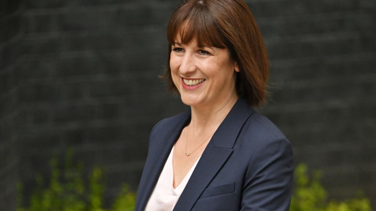 La ministra de Economía, Rachel Reeves, llegando a Downing Street este lunes.