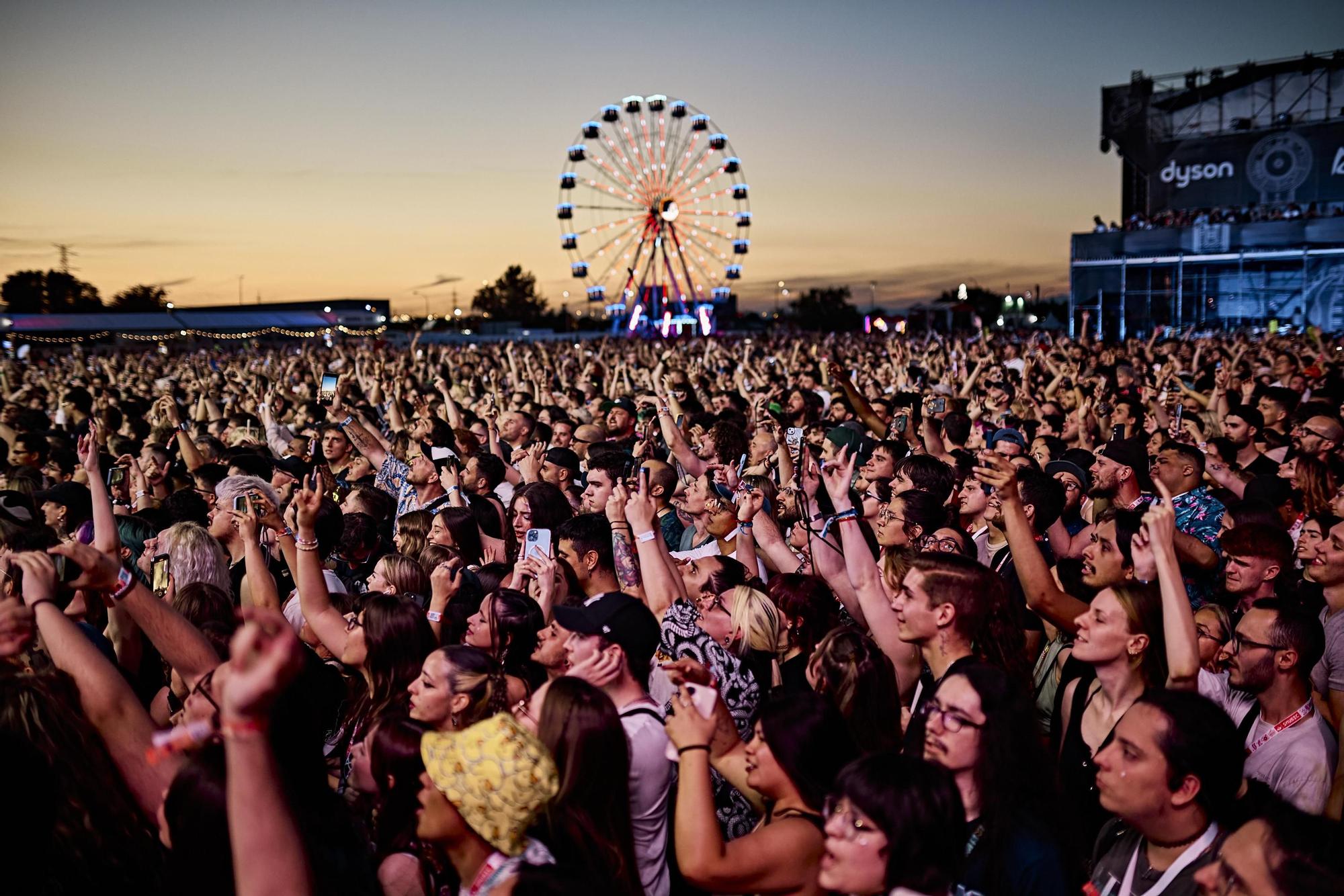 Imagen de ambiente del público que se congregó para ver a The Killers