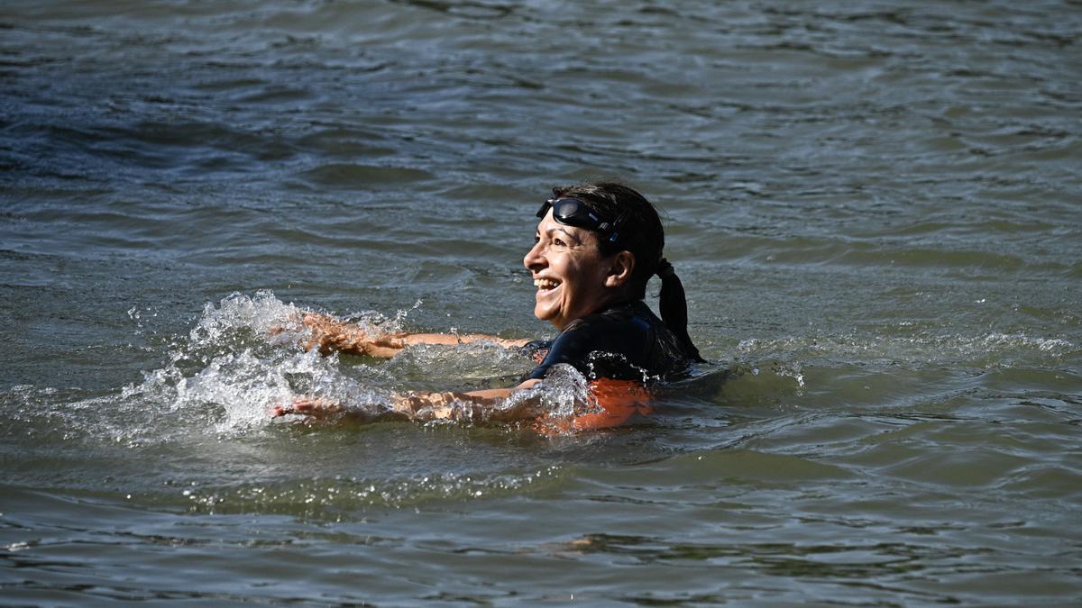 Anne Hidalgo se baña en el río Sena para demostrar que está listo para las pruebas de los Juegos Olímpicos de París