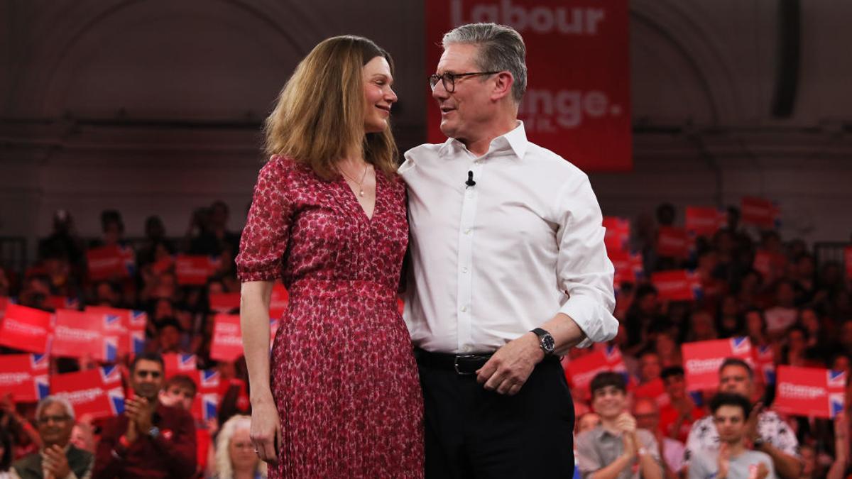 Keir Starmer y su esposa, Victoria, en un mitin en Londres el 29 de junio.